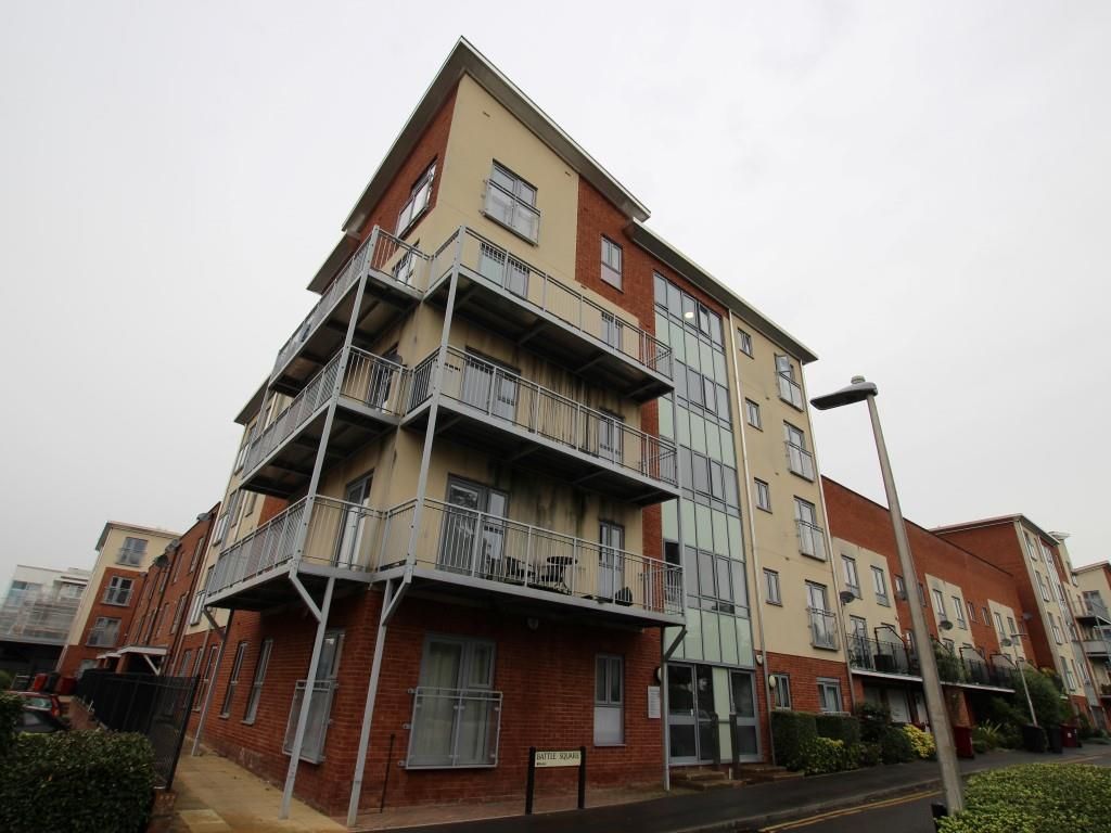 2 bed flat for sale in Battle Square, Reading RG30, £200,000