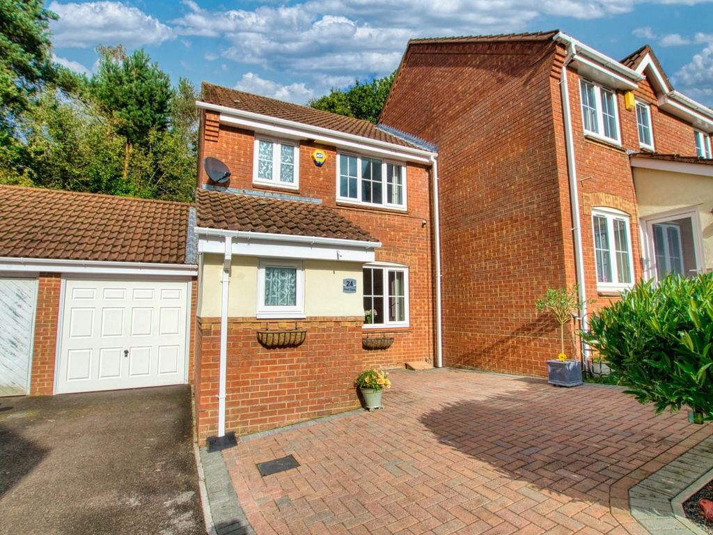 3 bed end terrace house for sale in Flint Close, Netley Common, Southampton SO19, £310,000