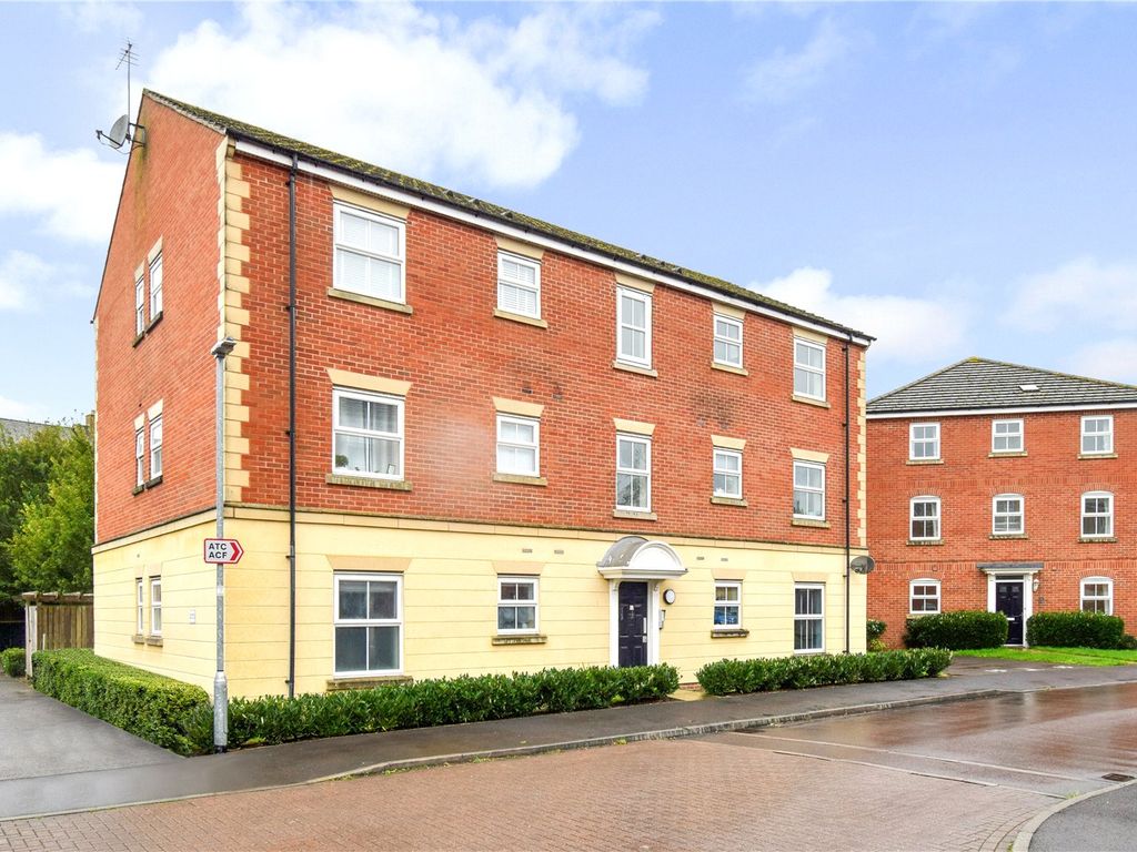 2 bed flat for sale in Hillier Road, Devizes, Wiltshire SN10, £145,000