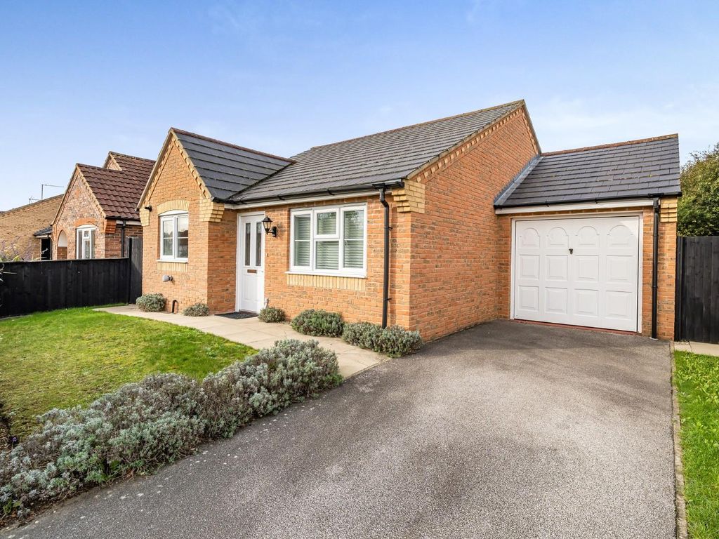 2 bed detached bungalow for sale in Kestrel Close, Tattershall, Lincoln LN4, £215,000