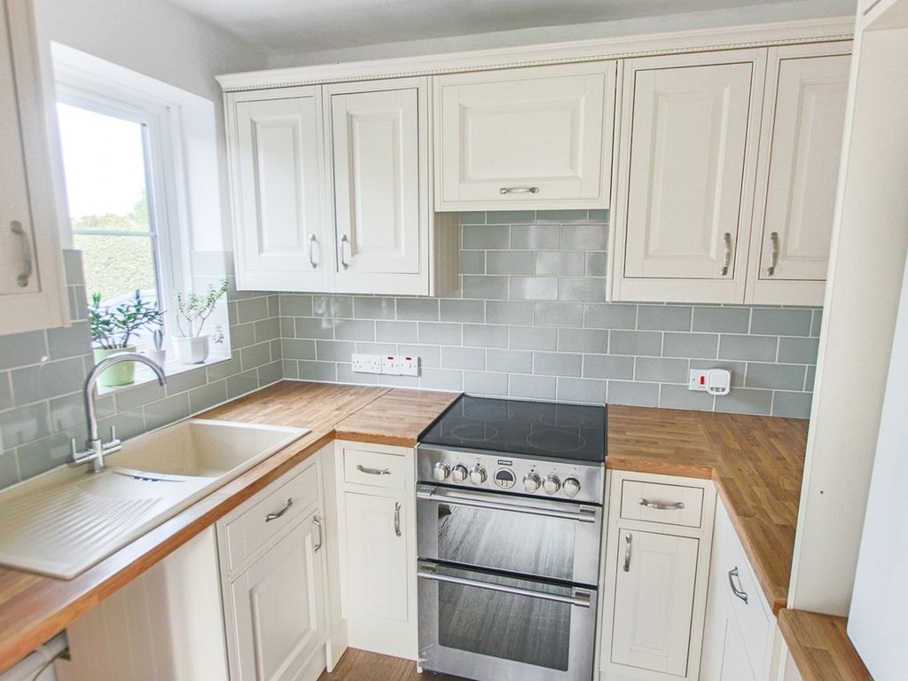 1 bed property for sale in High Street, Lingfield RH7, £137,500