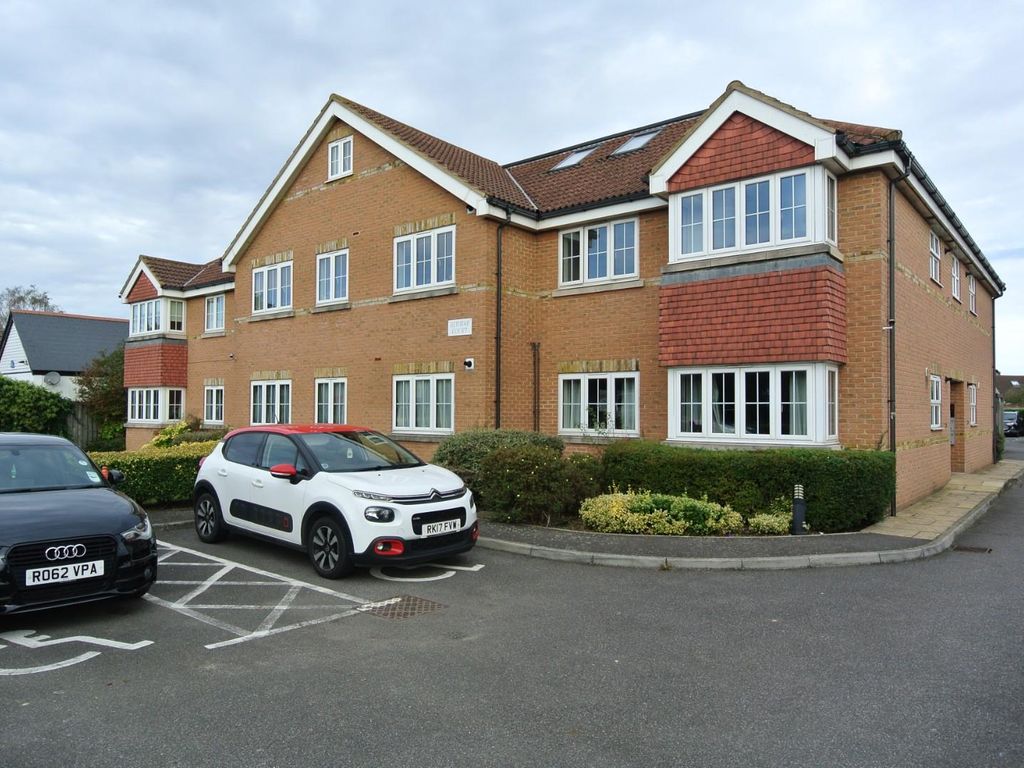 2 bed flat for sale in Staines Road West, Ashford TW15, £285,000
