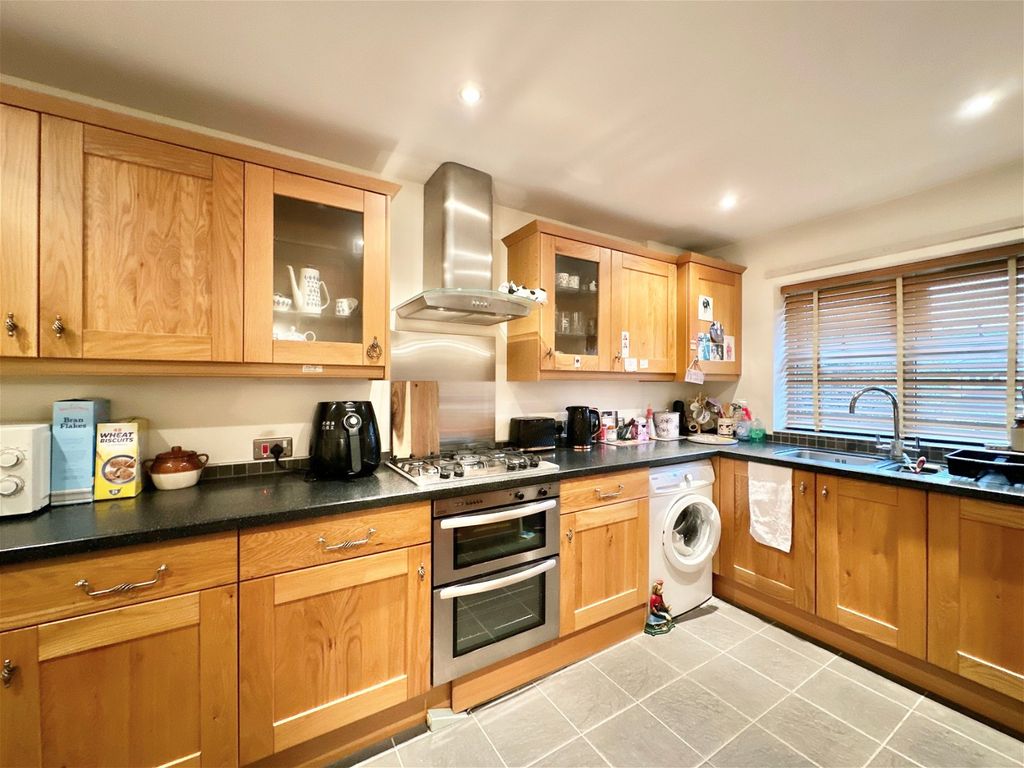 2 bed flat for sale in Hinckley Road, Leicester Forest East, Leicester LE3, £235,000