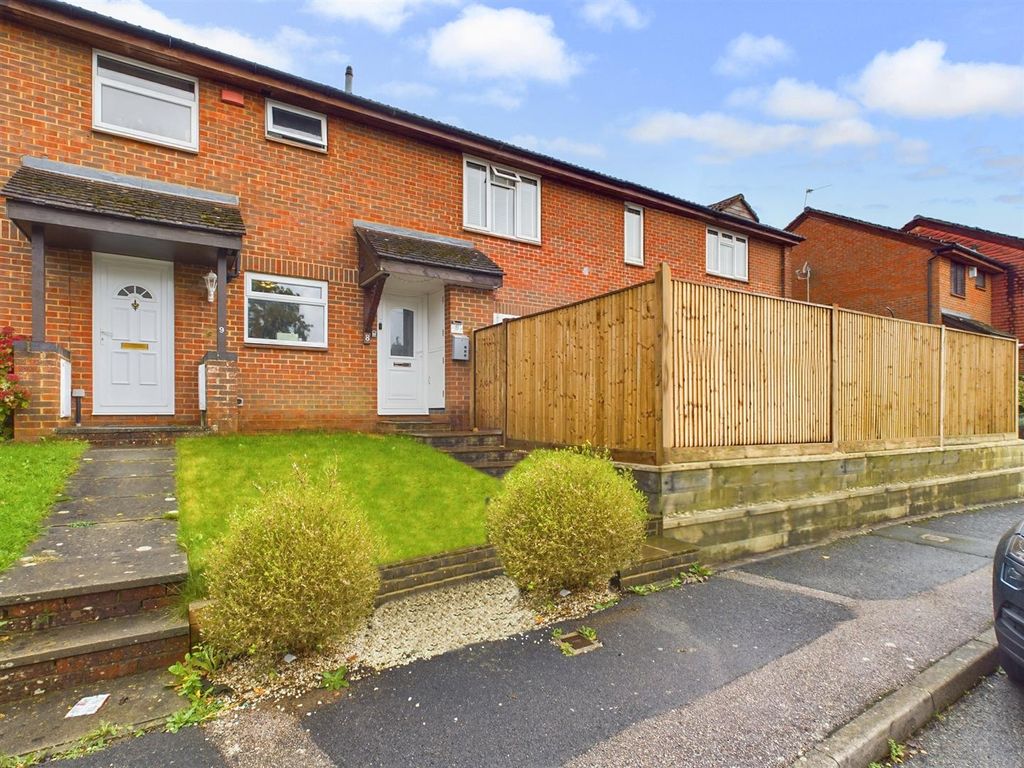 2 bed maisonette for sale in Chaldon Road, Pease Pottage, Crawley RH11, £275,000