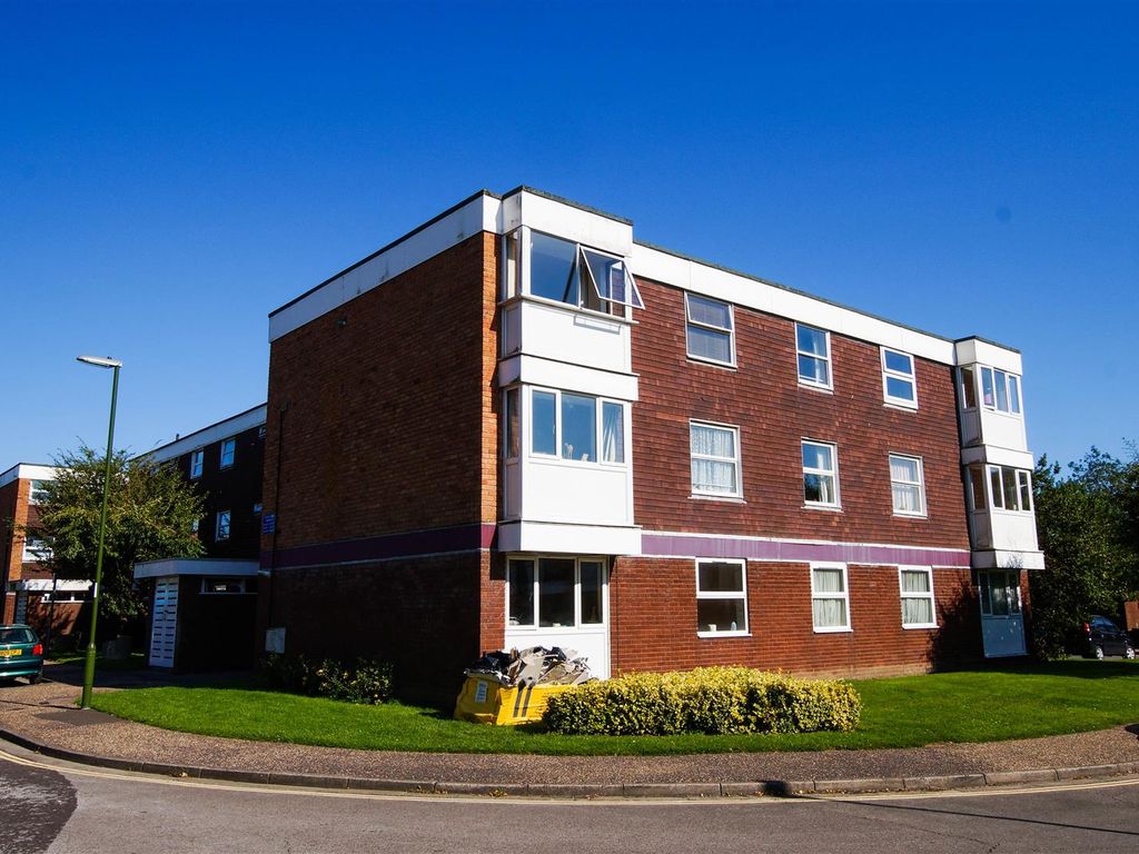 1 bed flat for sale in Somerstown, Chichester PO19, £175,000