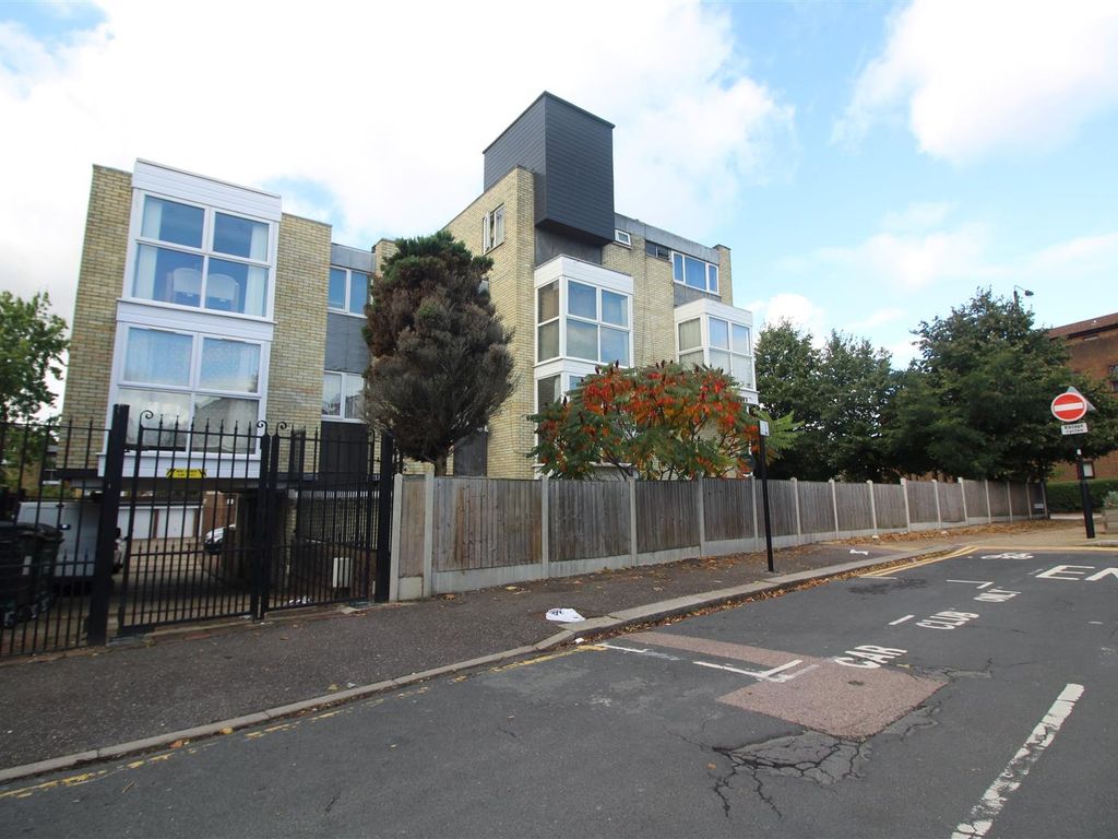 2 bed flat for sale in Church Hill, London E17, £310,000