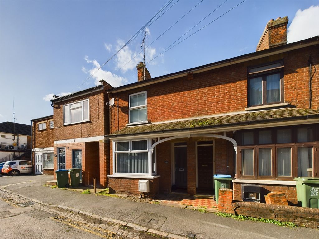 2 bed end terrace house for sale in Alexander Road, Aylesbury HP20, £280,000
