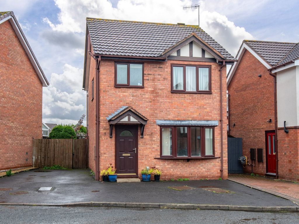 3 bed detached house for sale in Mill Close, Bromsgrove, Worcestershire B60, £259,950