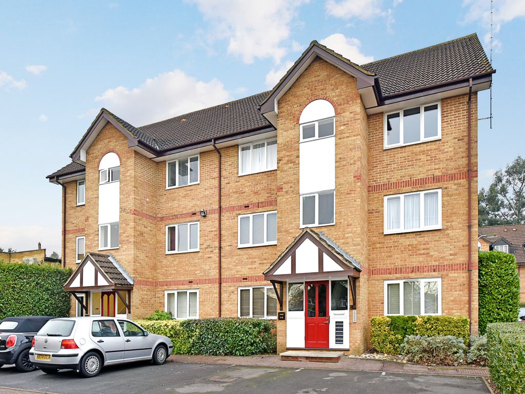 1 bed flat for sale in Rochester Drive, Garston, Watford WD25, £230,000