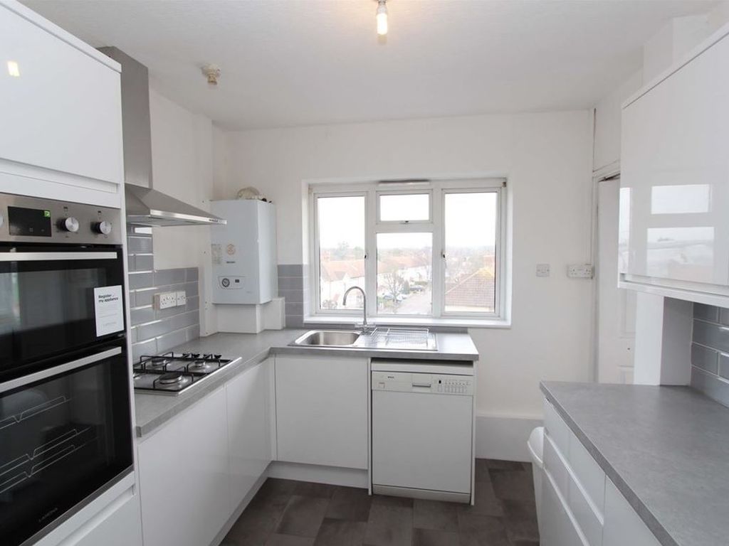 3 bed flat for sale in Stanley Avenue, New Malden KT3, £325,000