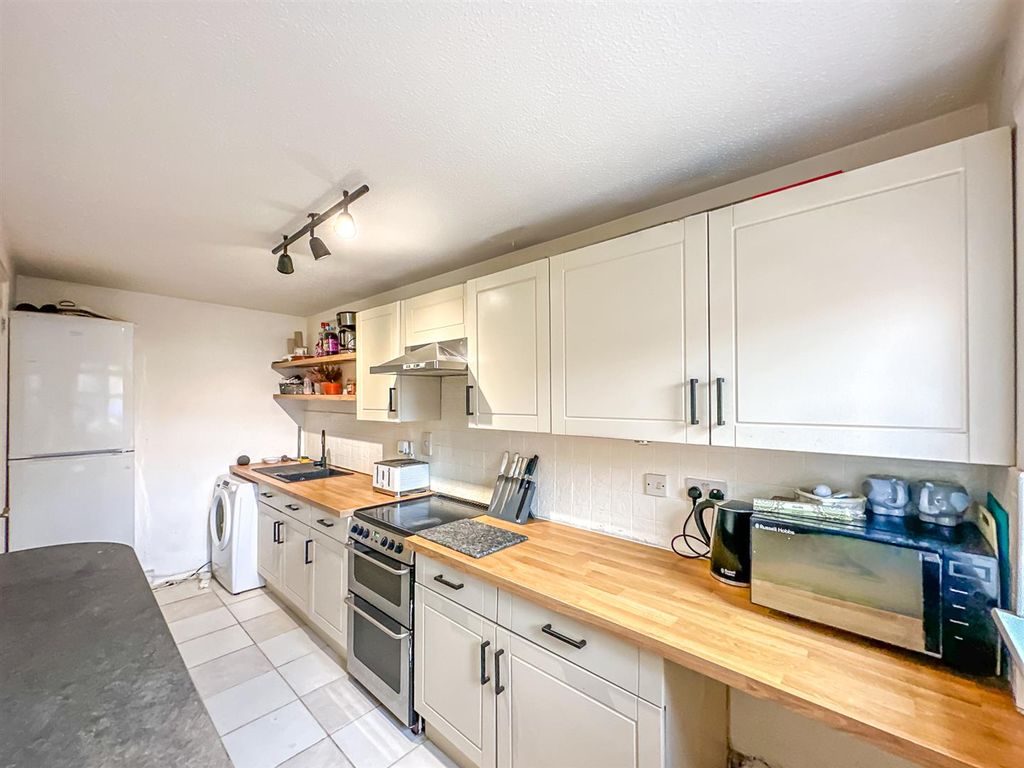 2 bed flat for sale in Barnwell Drive, Hockley SS5, £275,000