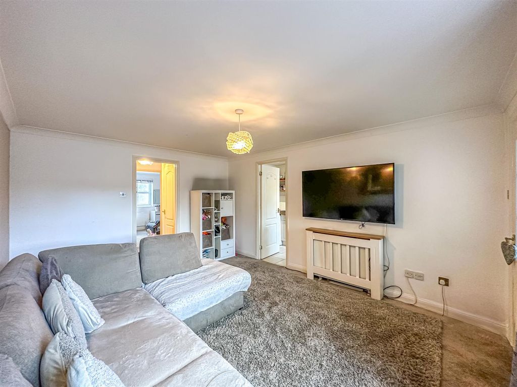 2 bed flat for sale in Barnwell Drive, Hockley SS5, £275,000