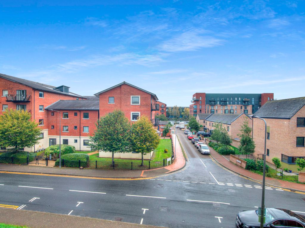 1 bed flat for sale in Halliard Court, Barquentine Pl, Cardiff CF10, £140,000