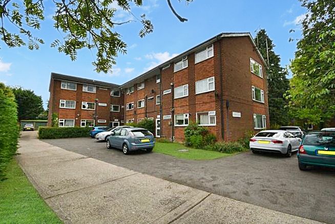 2 bed flat for sale in Dunstable Road, Luton LU4, £199,950