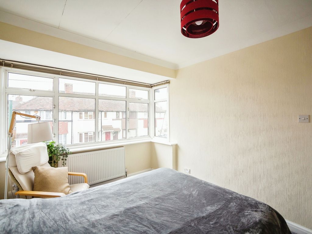 2 bed maisonette for sale in Cranford Road, Dartford DA1, £220,000