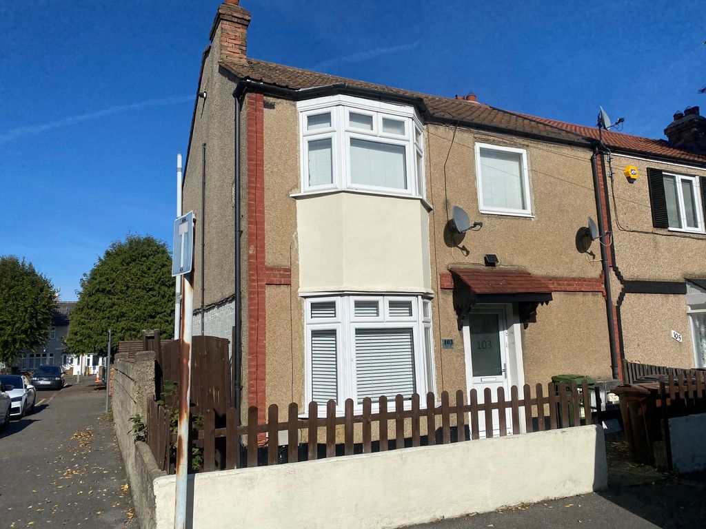 1 bed flat for sale in Heath Road, Chadwell RM6, £190,000