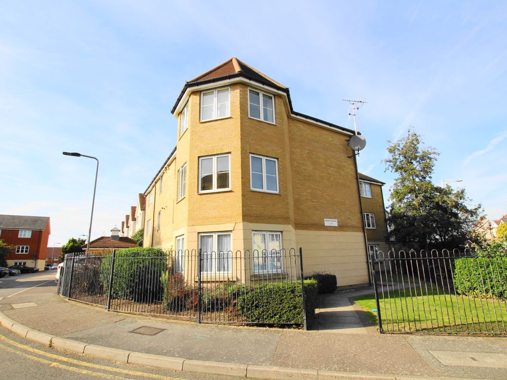 2 bed flat for sale in Bengeo Gardens, Romford RM6, £250,000
