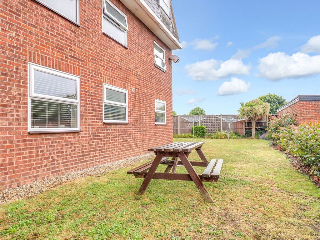 2 bed flat for sale in Fremantle, Shoeburyness SS3, £255,000