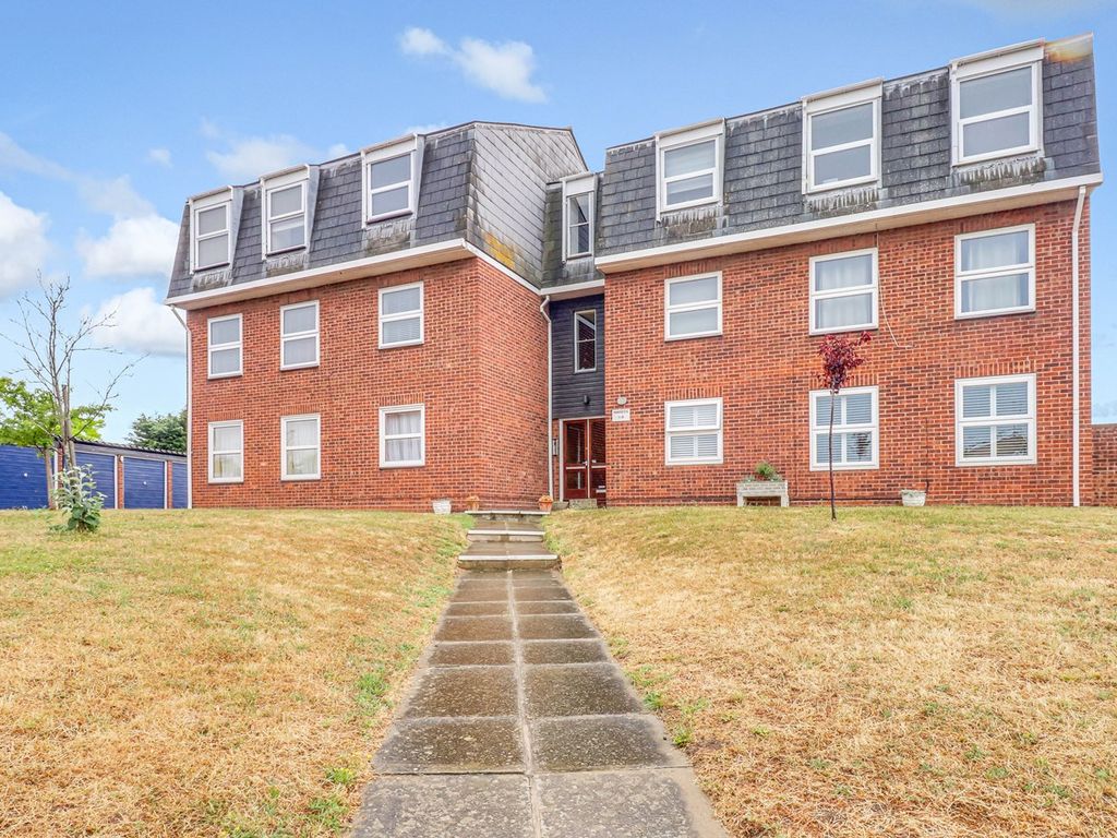 2 bed flat for sale in Fremantle, Shoeburyness SS3, £255,000