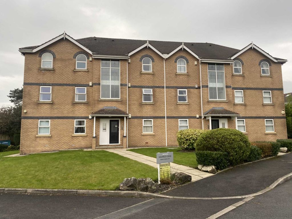 2 bed flat for sale in Hilltop Drive, Royton OL2, £125,000