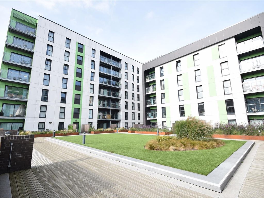 2 bed flat for sale in Geoffrey Watling Way, Norwich NR1, £260,000