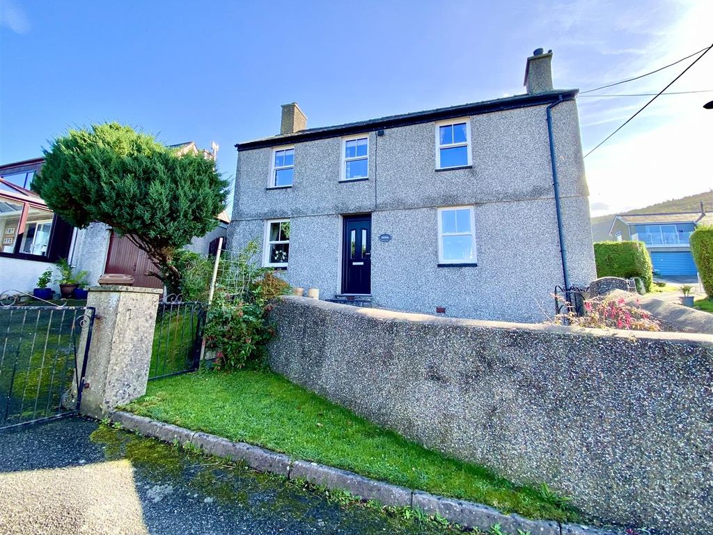 3 bed detached house for sale in Y Fron, Nefyn, Pwllheli LL53, £299,000