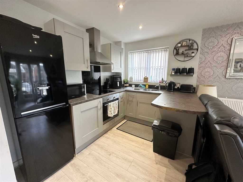 1 bed flat for sale in Hollows Court, Ridling Lane, Hyde SK14, £120,000