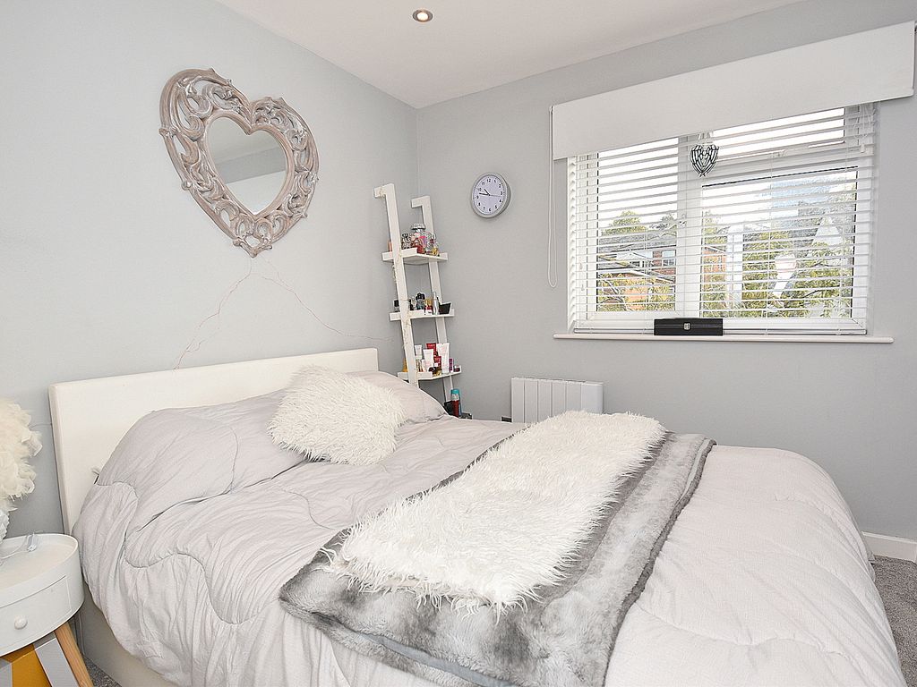 2 bed flat for sale in Wincanton, Somerset BA9, £125,000