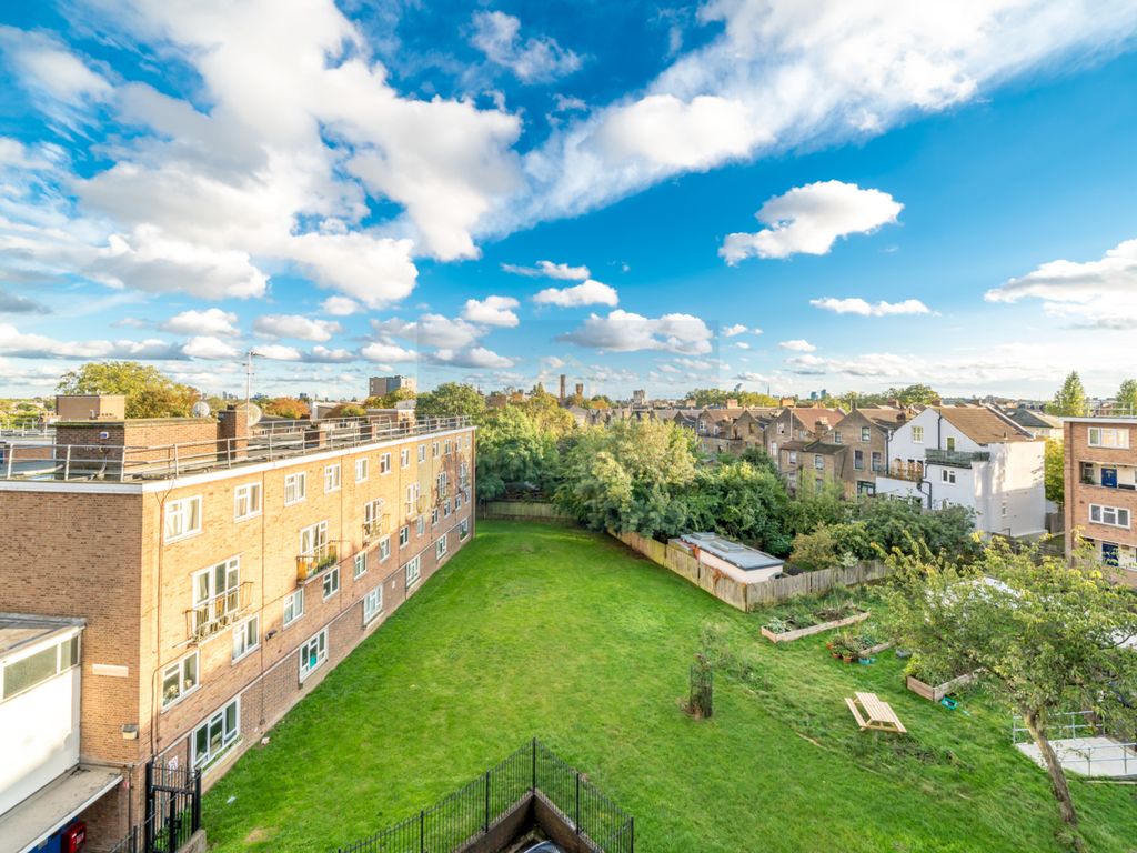 1 bed flat for sale in Fleming House, Portland Rise, London N4, £290,000