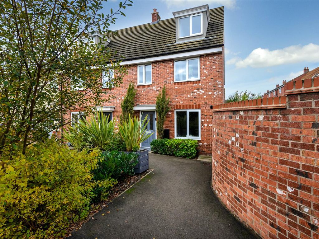 3 bed semi-detached house for sale in Sansome Drive, Hinckley LE10, £280,000