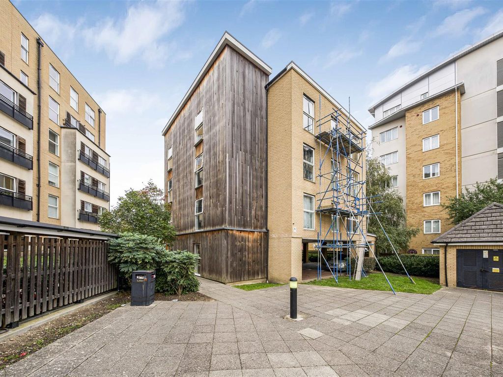 2 bed flat for sale in Lanadron Close, Isleworth TW7, £208,000