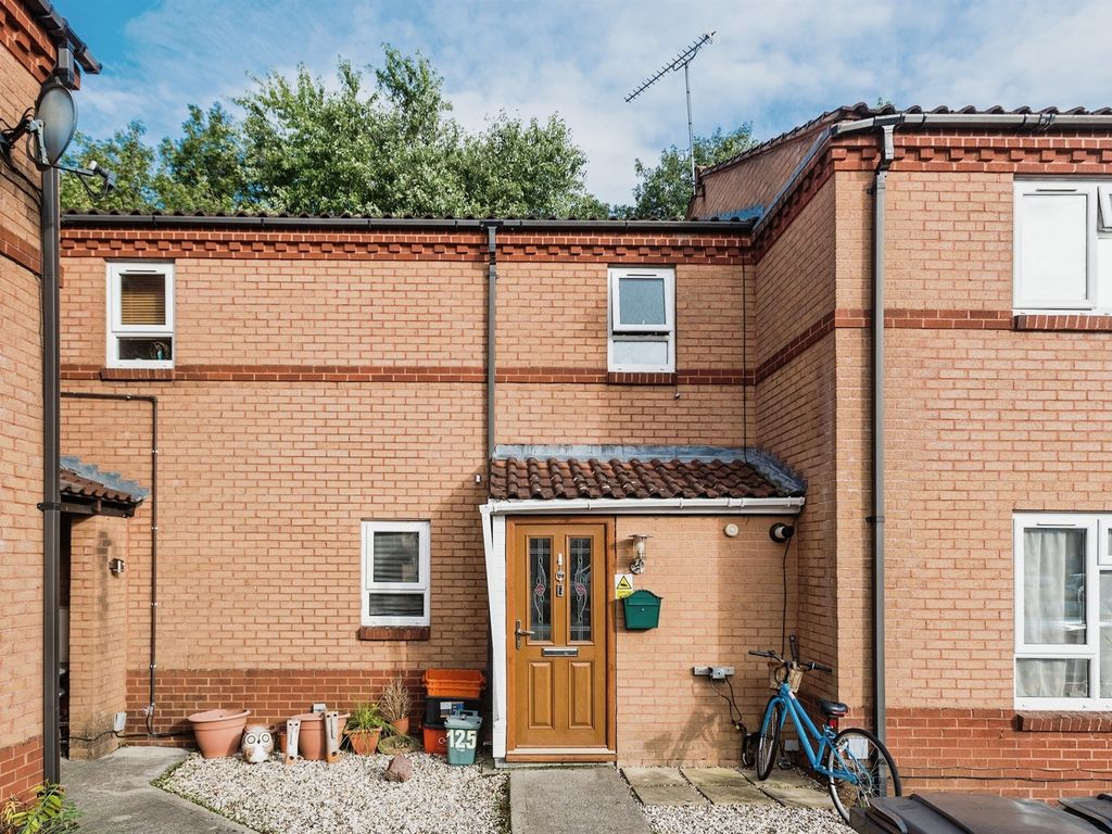 3 bed end terrace house for sale in Castleton Road, Middleleaze, Swindon SN5, £250,000
