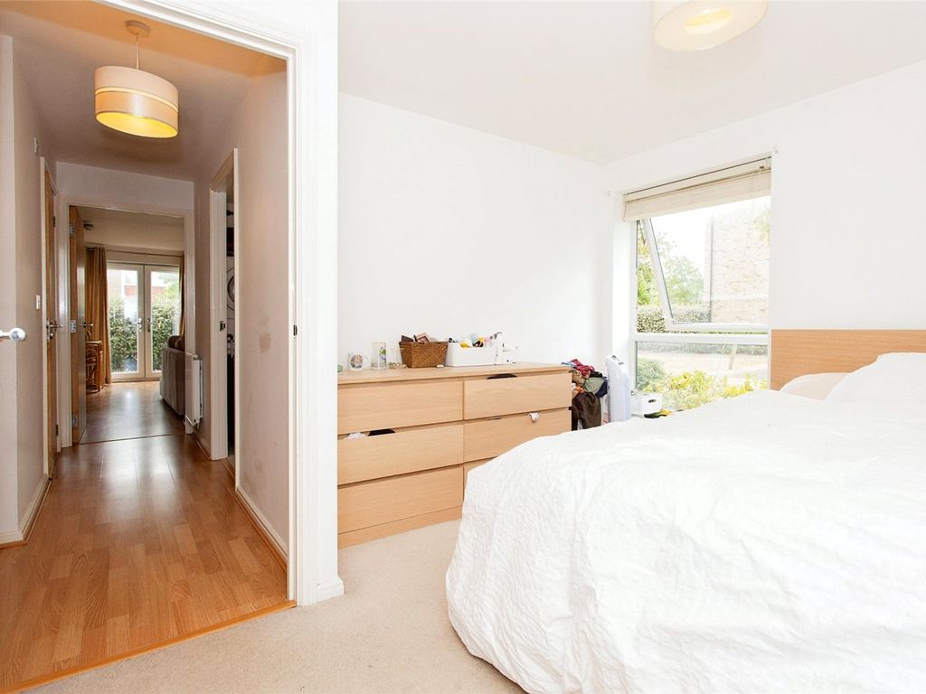2 bed flat for sale in Lawrence Weaver Road, Cambridge CB3, £330,000