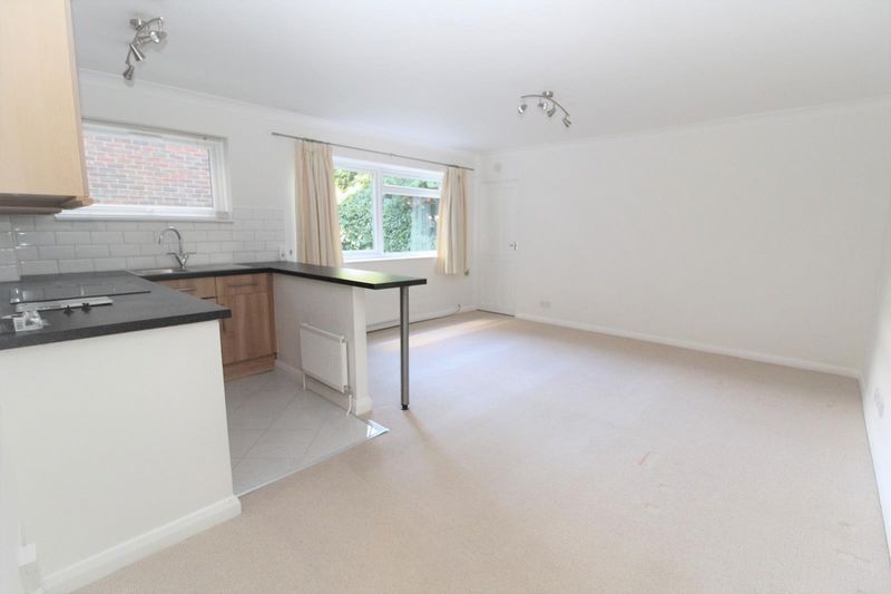 1 bed flat for sale in Ardleigh Court, Hutton Road, Shenfield CM15, £279,995