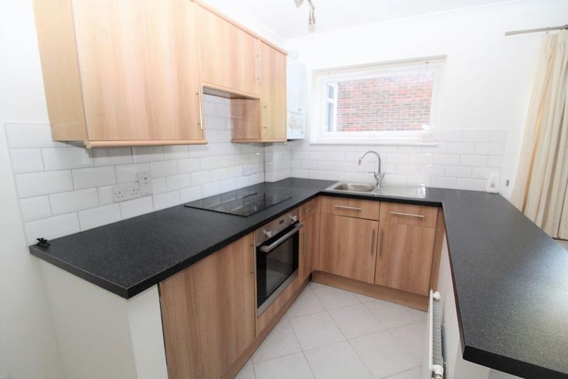 1 bed flat for sale in Ardleigh Court, Hutton Road, Shenfield CM15, £279,995