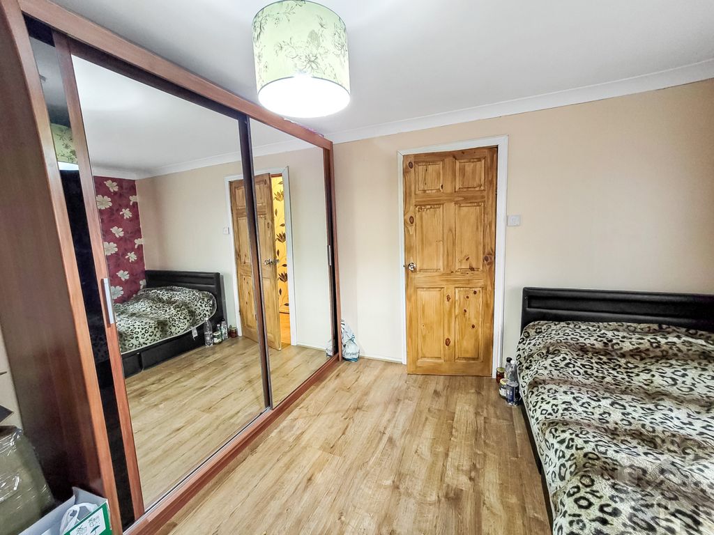 4 bed terraced house for sale in Lowfield, King's Lynn, Norfolk PE30, £160,000