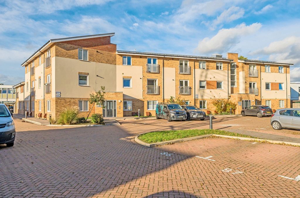 1 bed flat for sale in Thornton Close, Leatherhead, Surrey KT22, £225,000