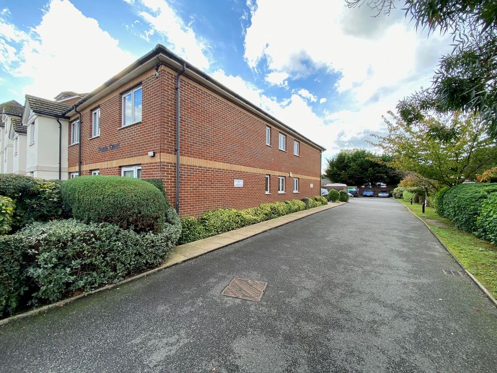 1 bed flat for sale in Perrin Court, Parkland Grove, Ashford TW15, £225,000