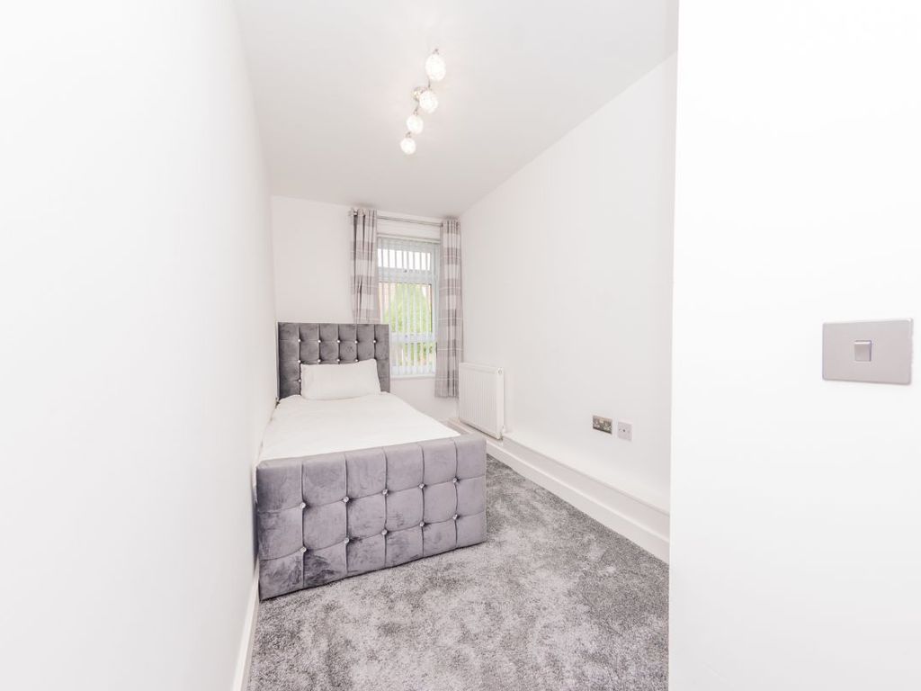 2 bed flat for sale in Dulverton Green, Beeston, Leeds LS11, £110,000