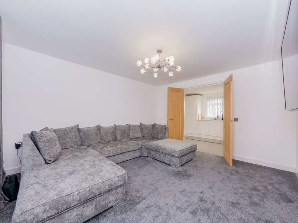 2 bed flat for sale in Dulverton Green, Beeston, Leeds LS11, £110,000