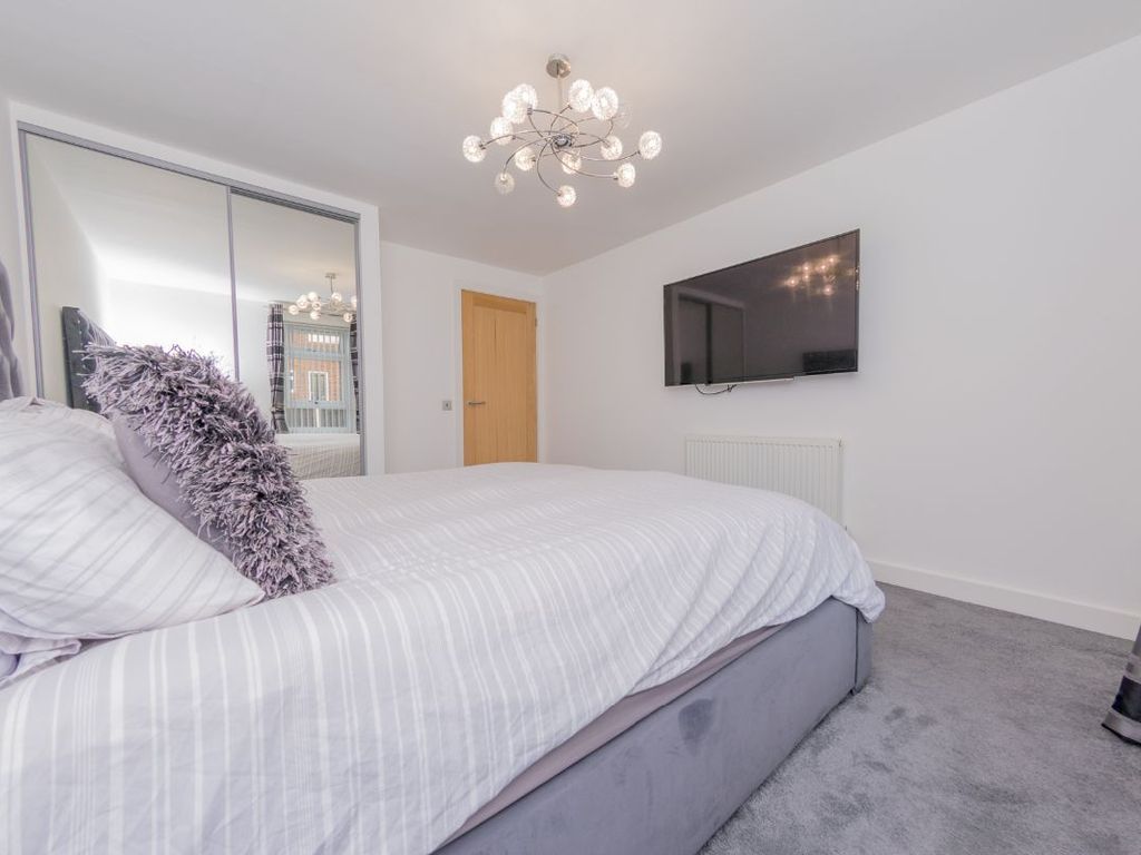 2 bed flat for sale in Dulverton Green, Beeston, Leeds LS11, £110,000