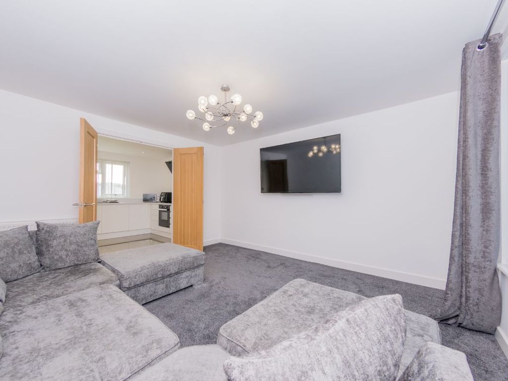 2 bed flat for sale in Dulverton Green, Beeston, Leeds LS11, £110,000