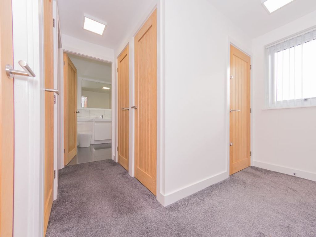 2 bed flat for sale in Dulverton Green, Beeston, Leeds LS11, £110,000