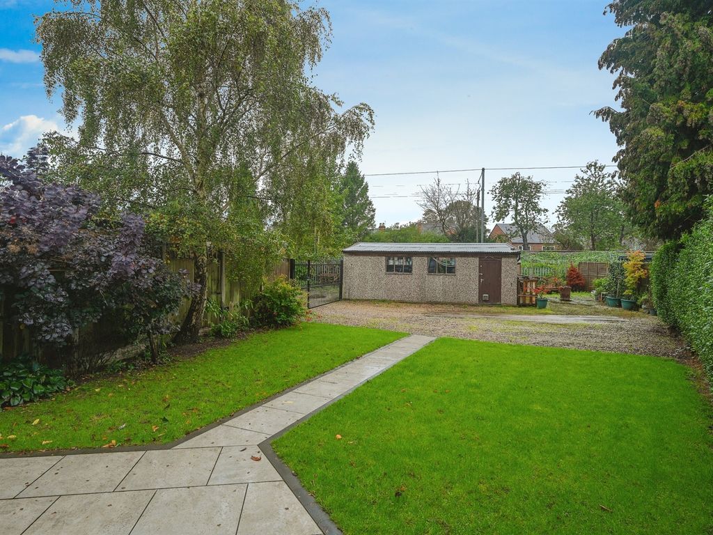 3 bed end terrace house for sale in Dovehouse Fields, Lichfield WS14, £265,000