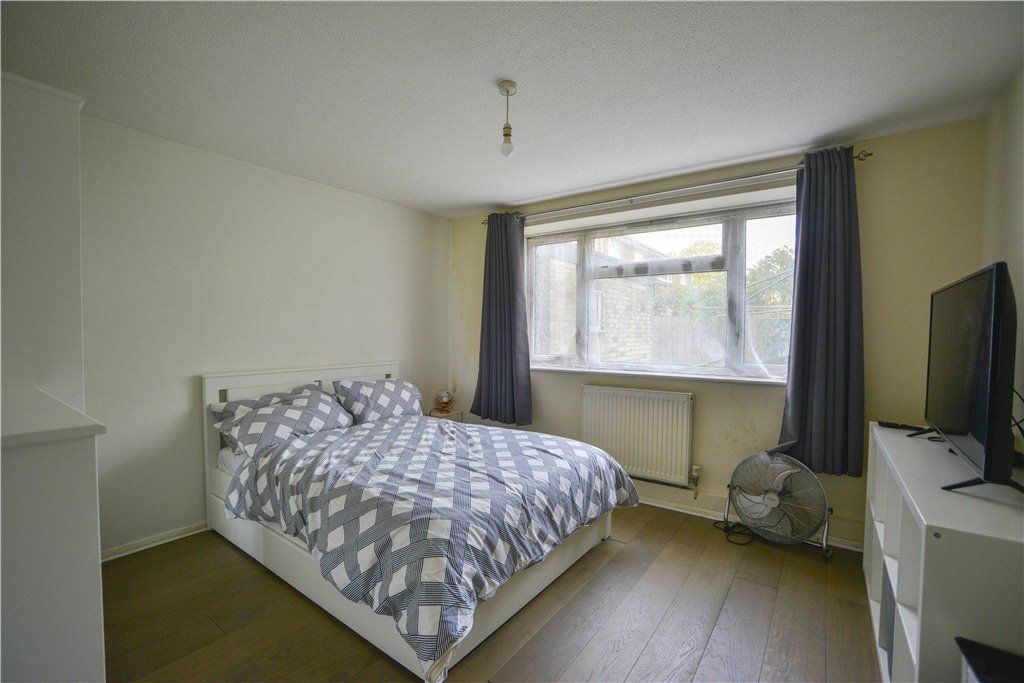 3 bed flat for sale in Tweed Close, Halstead, Essex CO9, £180,000