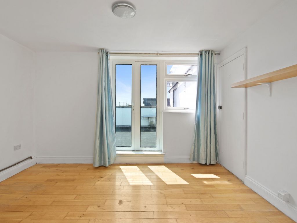 1 bed flat for sale in Romford Road, London E7, £205,000