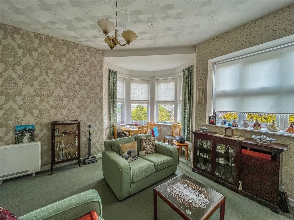 2 bed flat for sale in Caerau Crescent, Newport NP20, £35,000