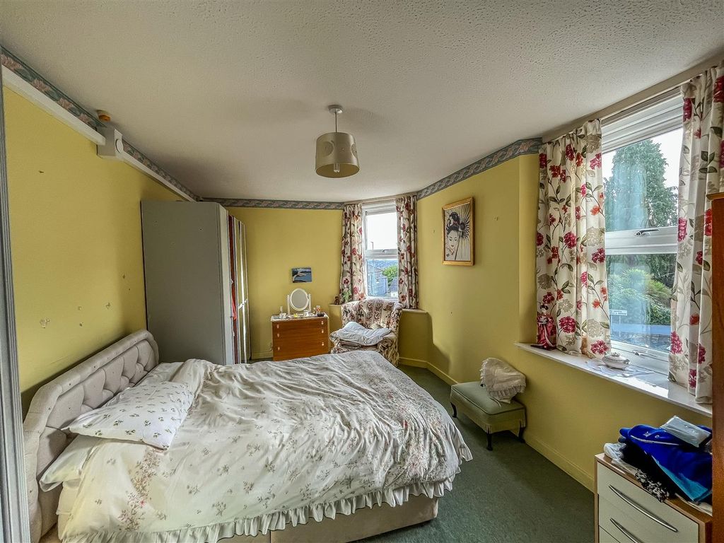 2 bed flat for sale in Caerau Crescent, Newport NP20, £35,000