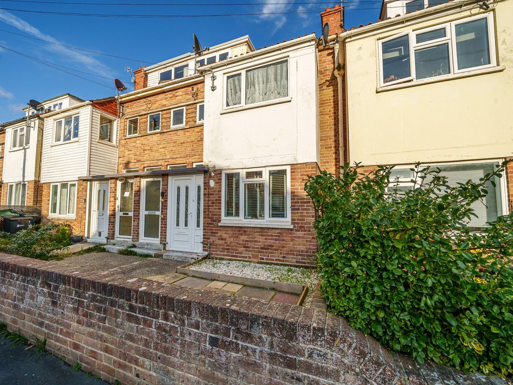 2 bed maisonette for sale in Essex Road, Weymouth DT4, £200,000