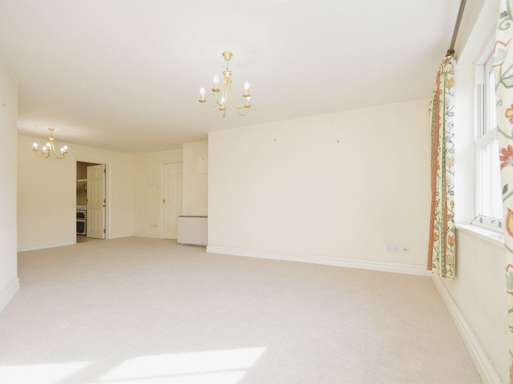 2 bed flat for sale in Matlock Street, Bakewell DE45, £200,000